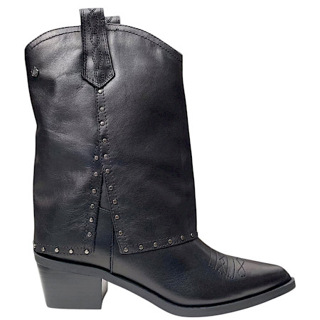 Carmela 161961 Damen-Leder-Boot in Schwarz mit Western-Stickereien, dekorativen Nieten, leicht spitzer Schuhform und Blockabsatz – schwarzer Cowboy-Boot für Damen bei kassedy.de. Carmela 161961 Damen-Leder-Boot in Schwarz mit Western-Stickereien, dekorativen Nieten, leicht spitzer Schuhform und Blockabsatz – schwarzer Cowboy-Boot für Damen bei kassedy.de.