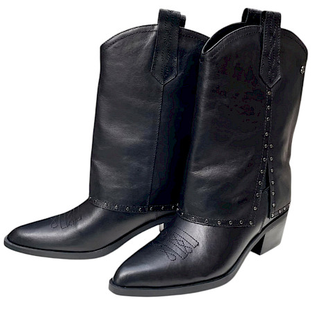 Carmela 161961 Damen-Leder-Boot in Schwarz mit Western-Stickereien, dekorativen Nieten, leicht spitzer Schuhform und Blockabsatz – schwarzer Cowboy-Boot für Damen bei kassedy.de. Carmela 161961 Damen-Leder-Boot in Schwarz mit Western-Stickereien, dekorativen Nieten, leicht spitzer Schuhform und Blockabsatz – schwarzer Cowboy-Boot für Damen bei kassedy.de.