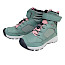 KEEN 102 Kinderboot in Dark Forest/Rose, grüner Outdoor-Kinderschuh mit rosa Details, Schnellschnürung, Klettverschluss, gepolstertem Schaft, Zehenschutzkappe und profilierter Laufsohle – erhältlich bei kassedy.de.